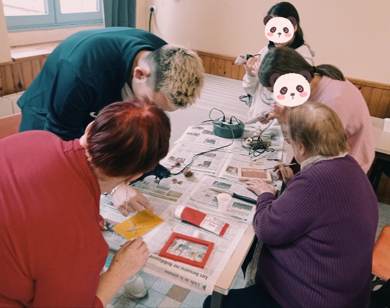 atelier créatif et espace partagé entre les seniors et les jeunes