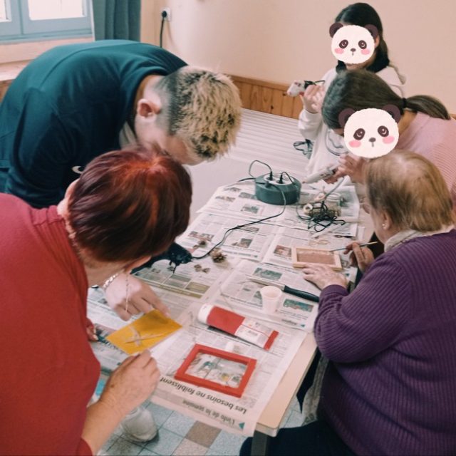 Atelier créatif et espace partagé entre les seniors et les jeunes